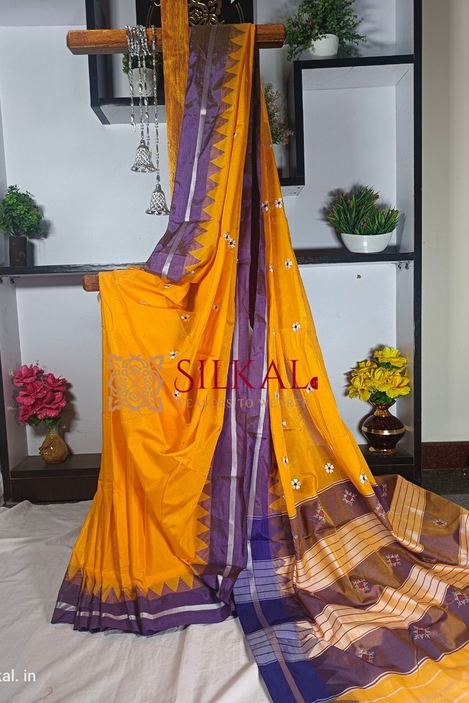 Grace Your Wardrobe With This Beautiful All Over Flower Butta Saree,